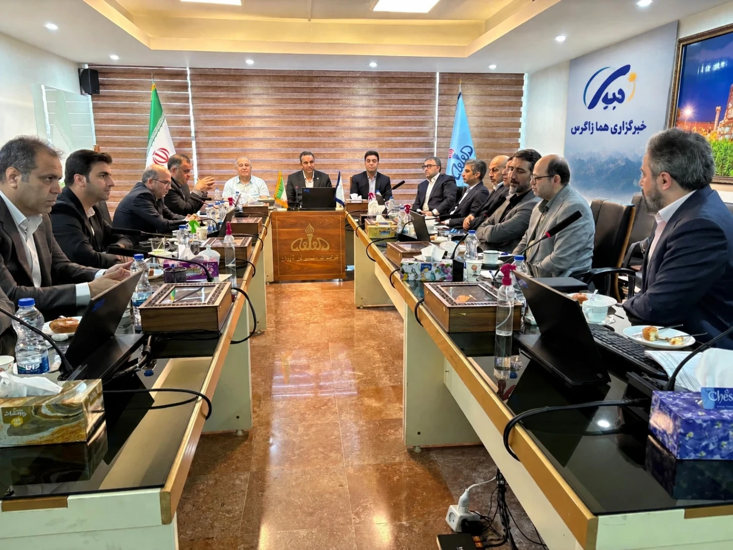 <br>علی خوان‌زاده سکان هدایت پتروشیمی فن‌آوران را در دست گرفت / تقدیر از خدمات حسین رفیق‌دوست